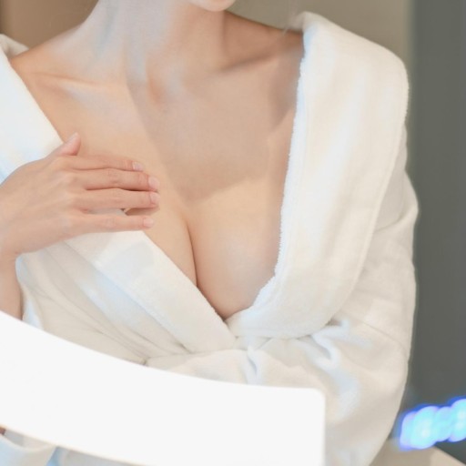 Breast Uplift w Implants